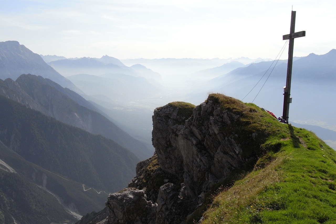 如何提高游戏系统的安全性以防止技术支持辅助?