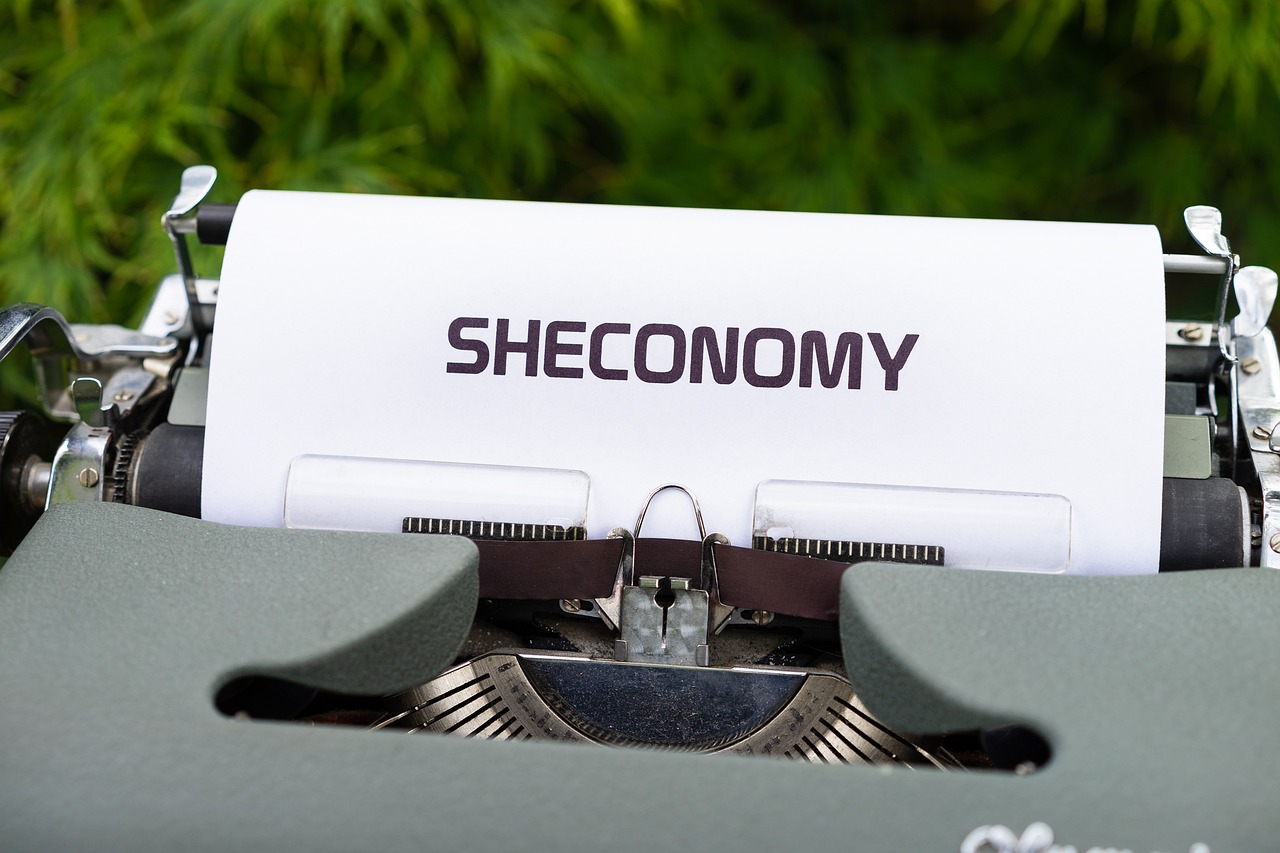 可乐企业应该贴近客户，打造与顾客密切接触的品牌形象？